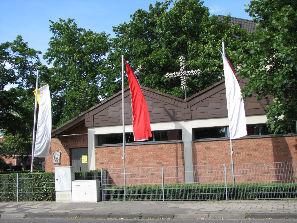 Kirche mit Fahnen (c) Gemeinde St. Martin, 2012